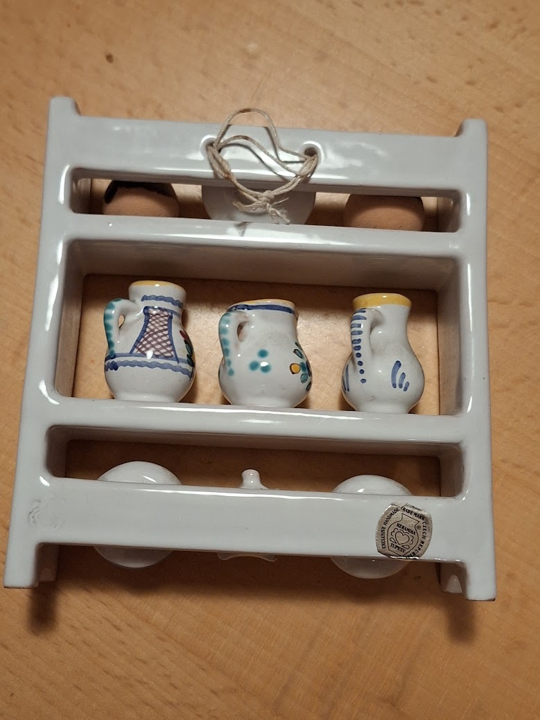 Sada miniatur - poličky s tupeskou keramikou - 4