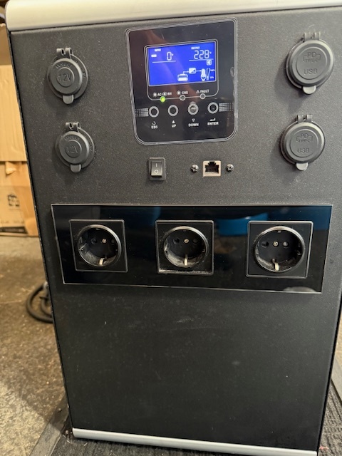 Prodám stanici ALL-IN 2,4kW-5kWh, MPPT - 4