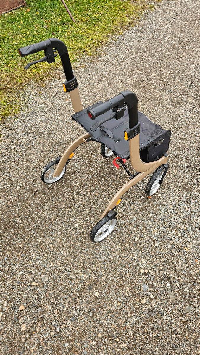 Prodám téměř nepoužívané chodítko - 4