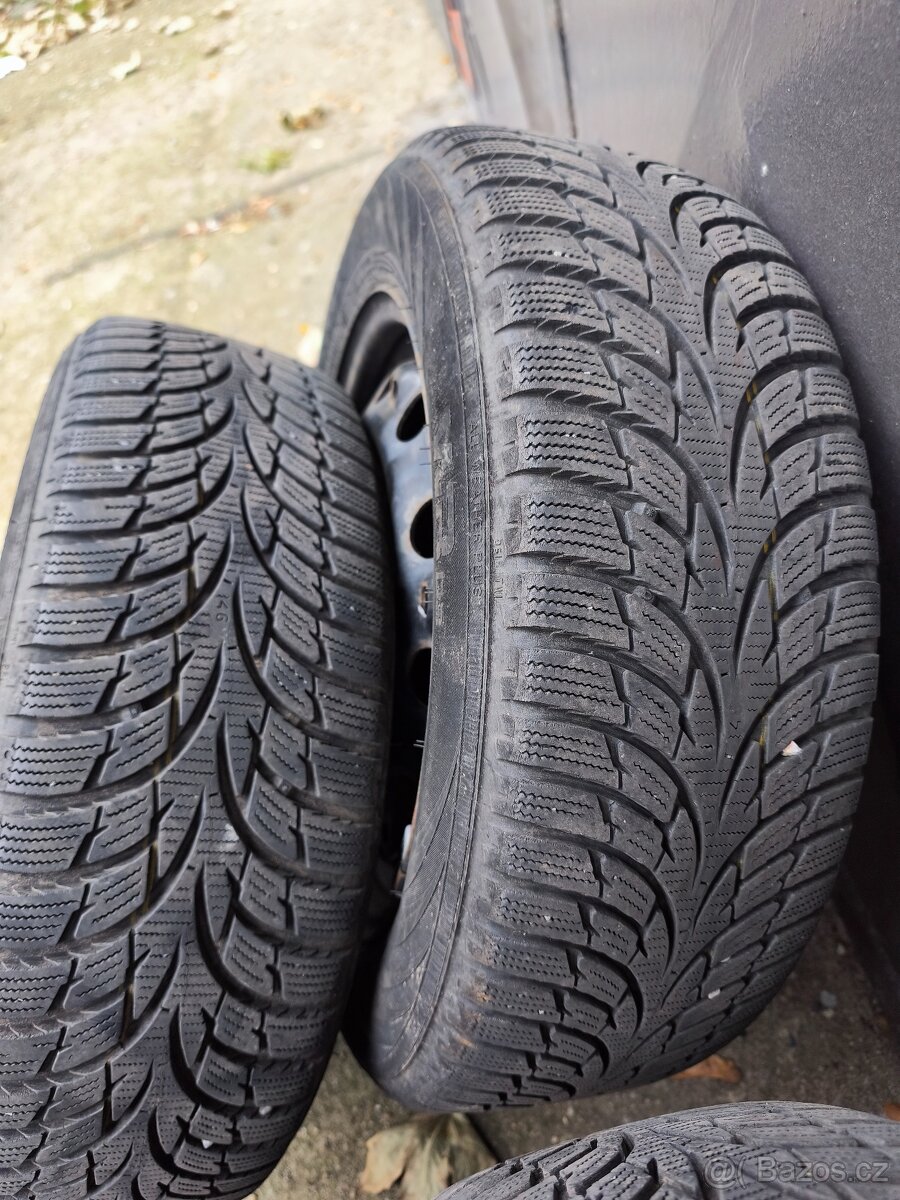 Prodám zimní gumy Nokian s plechovými disky - 4