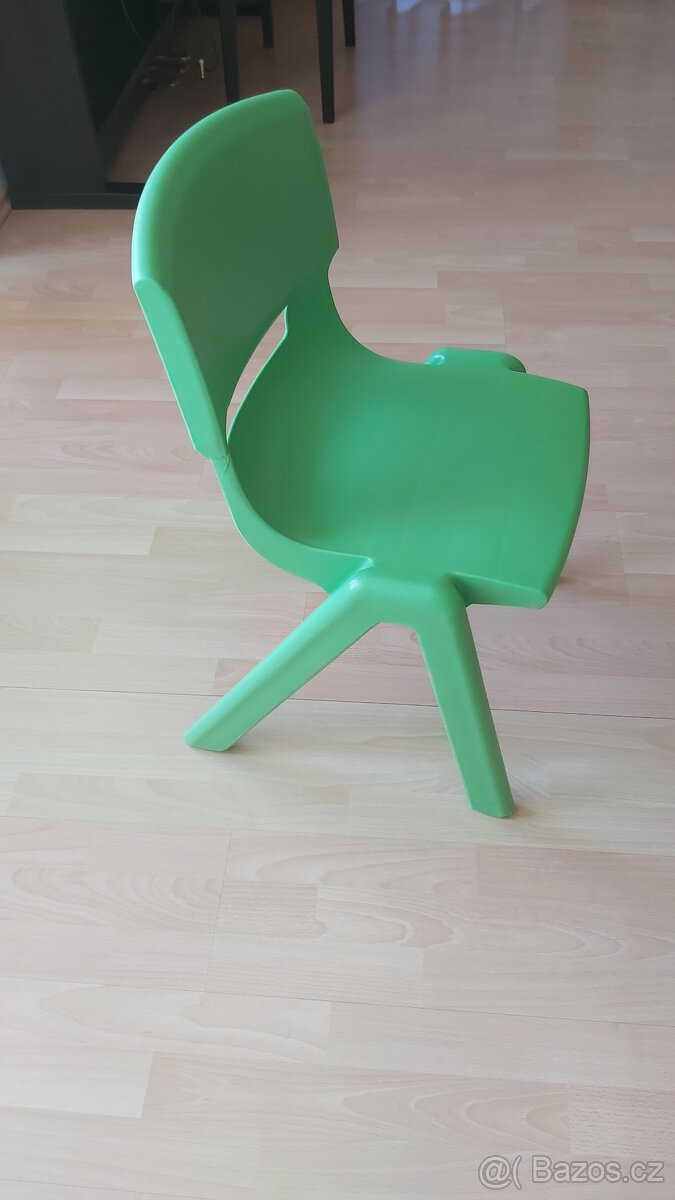 Dětský stůl a čtyři židle - 4
