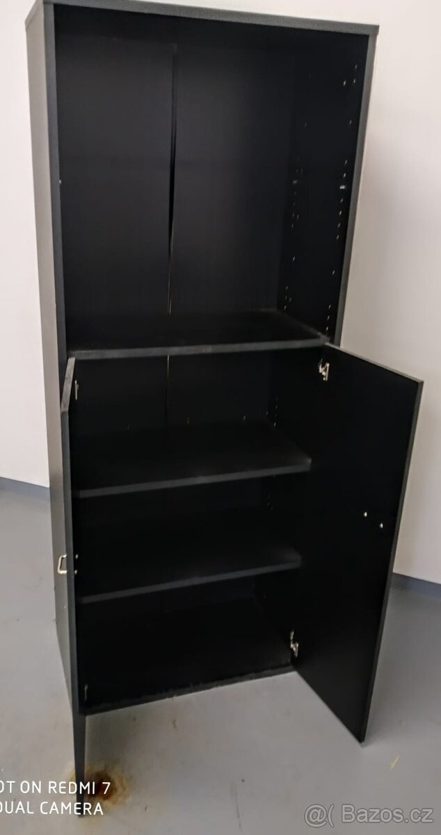 Prodám prosklenou vitrinu a skříň - 4