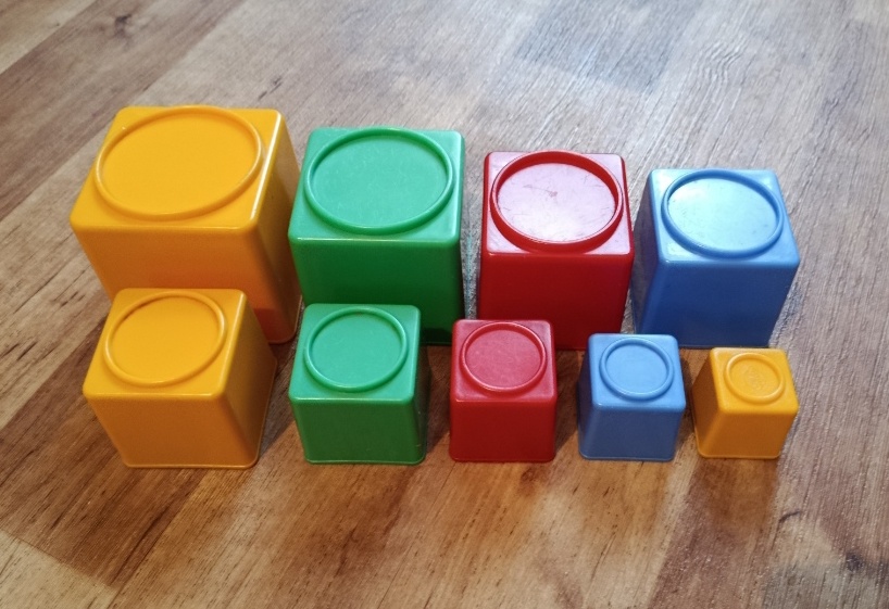 Retro pyramida z kostek – značka Směr - 4