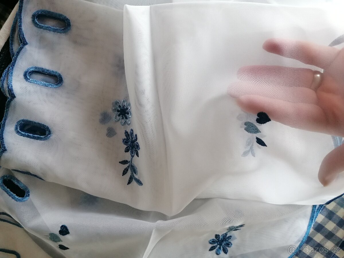 Záclonka s výšivkou - 4