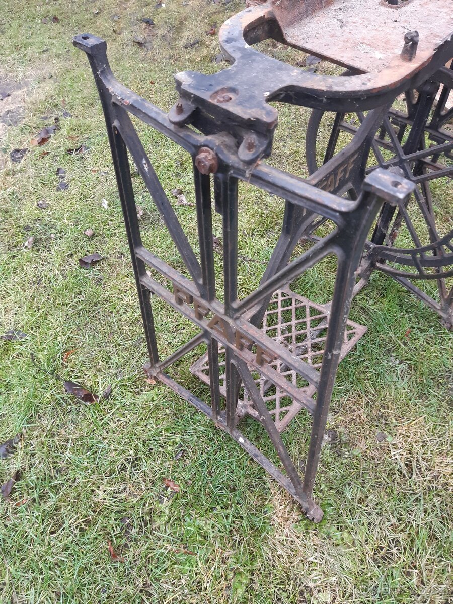 Prodám kostru - starý šicí stroj Pfaff - 4