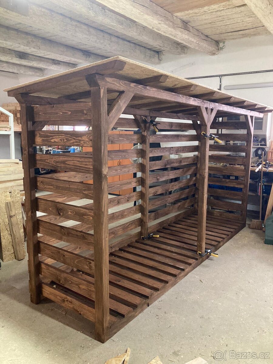Nový dřevník připravený k montáži - 4