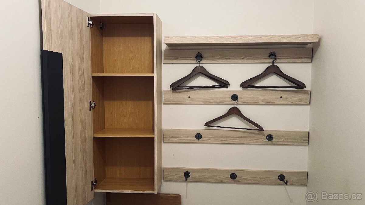 Předsíňová stěna v Praze 13 - 4