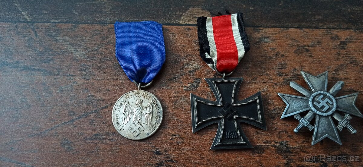 Medaile, vyznamenání, odznaky. - 4