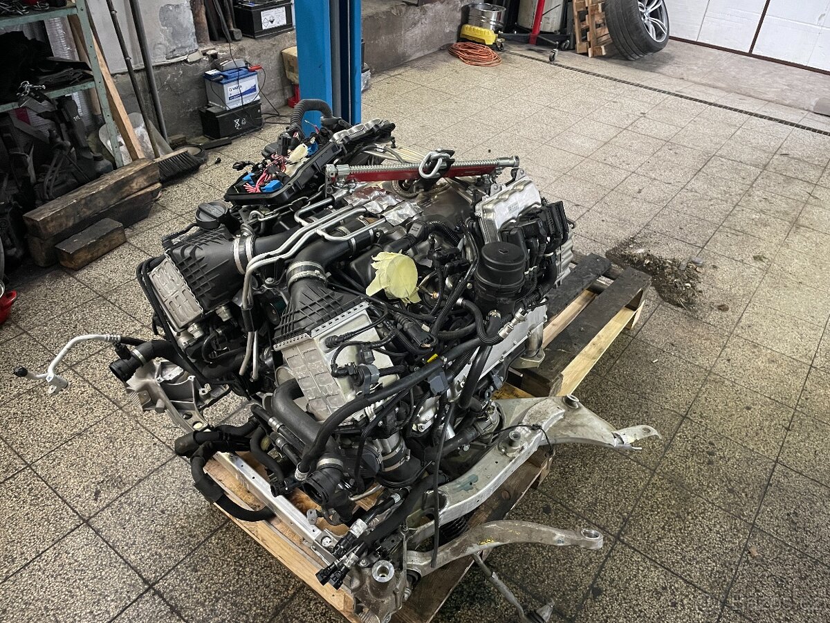 Bmw M6 f12 S63B44B 412kw náhradní díly najeto 17tis - 4