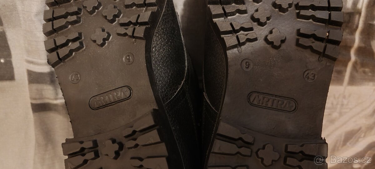 5x sada montérek (56) + 1x pracovní boty (43) - 4