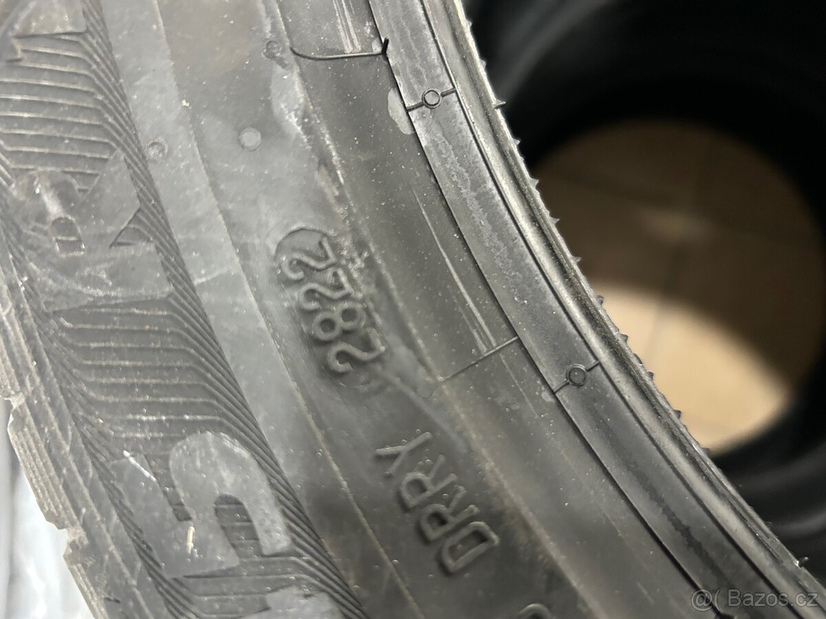 Letní pneu 235/45 R19” Semperit - 4