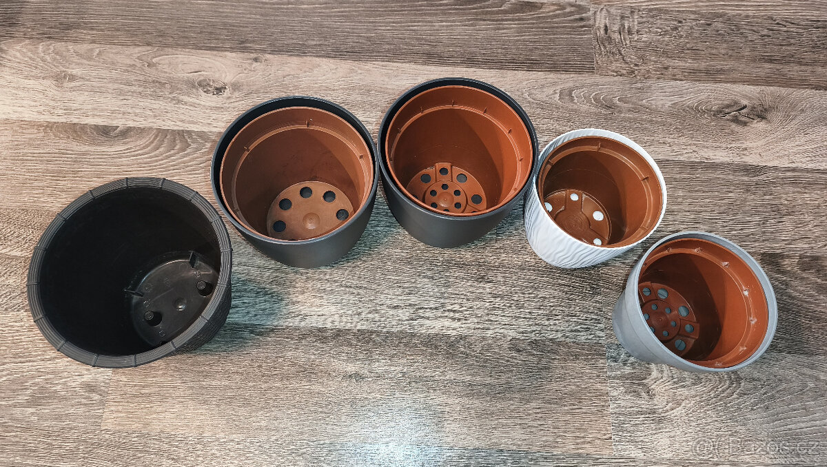 Sada 5 ks plastových květináčů + 4 ks květníků - 4