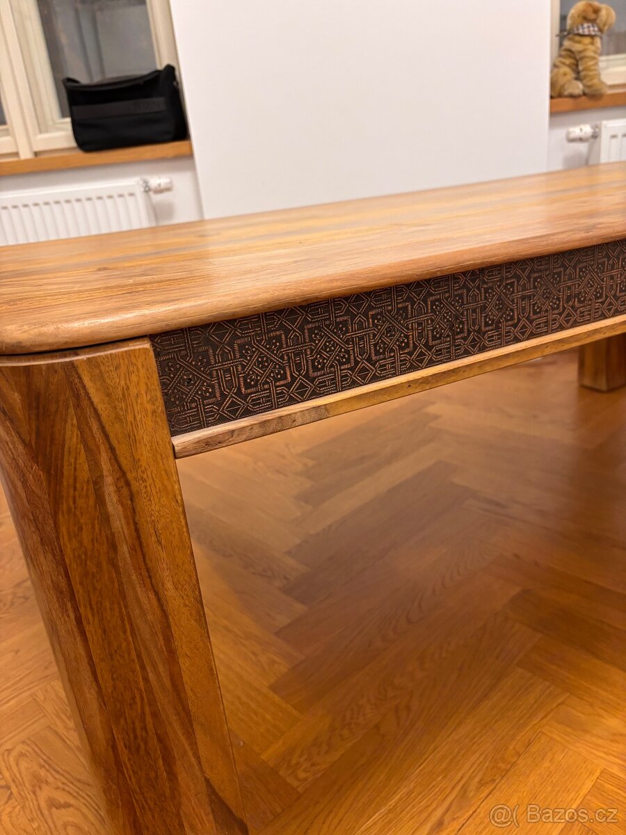 Dřevěný stůl s ozdobným lemováním - 4