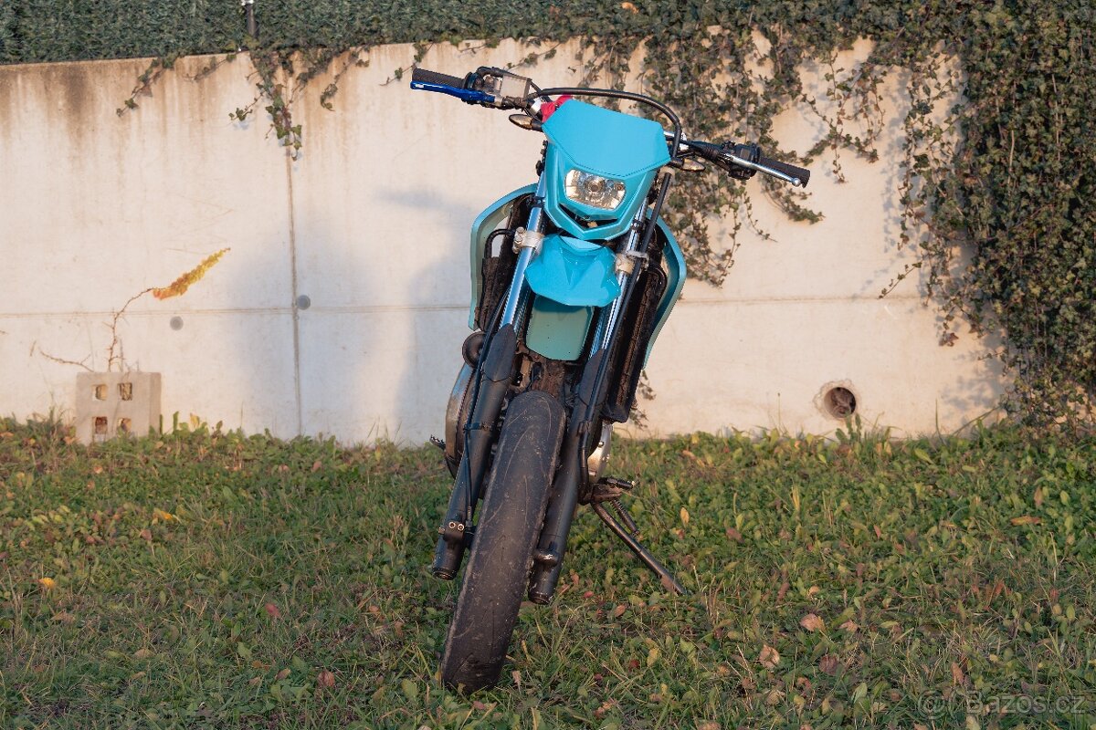 Yamaha DT 125 X – tyrkysová bestie, otevřená na 18 kW (A1) - 4