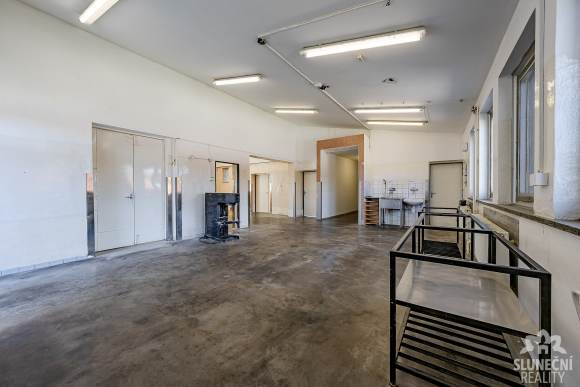 Pronájem výrobně-skladového areálu 400 m² se zázemím v Částk - 4
