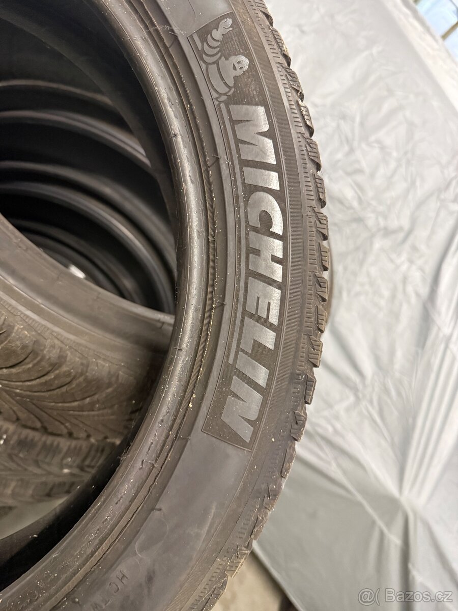 prodám zimní 215/65/16 Michelin - 4