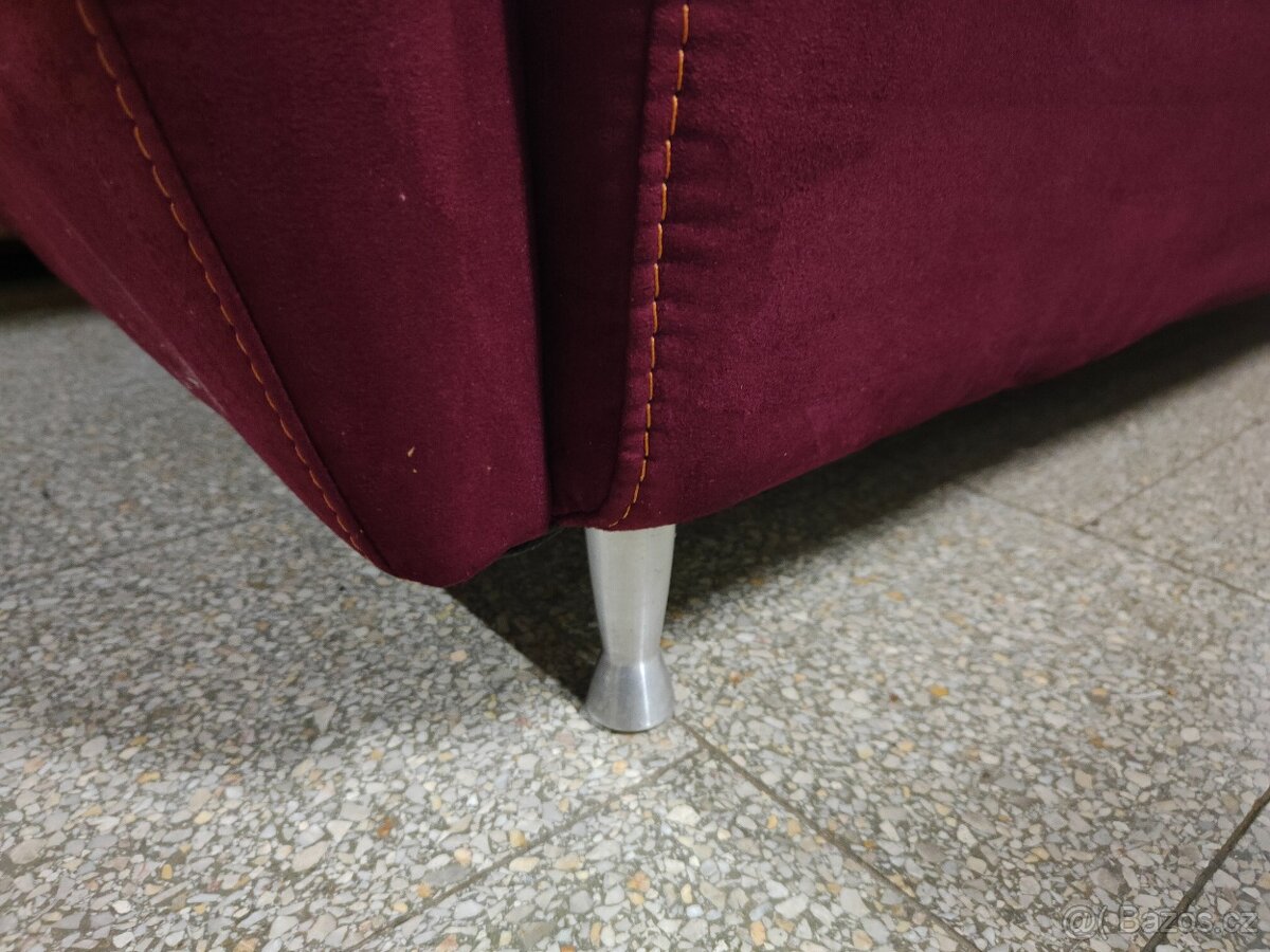 Pohovka dvojka se 3 polštáři - 4