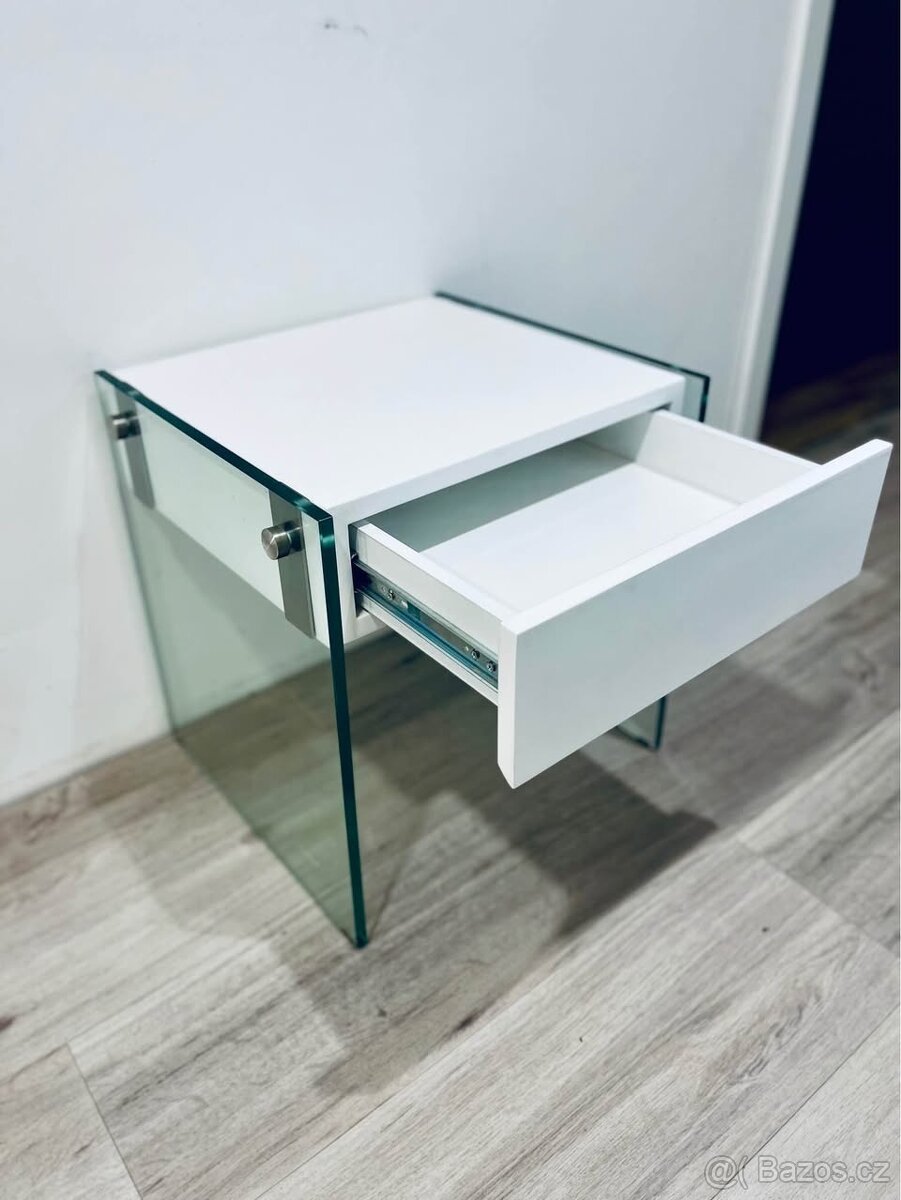 Designový skleněný stolek Hanák – bílý lak & čiré sklo Nový - 4