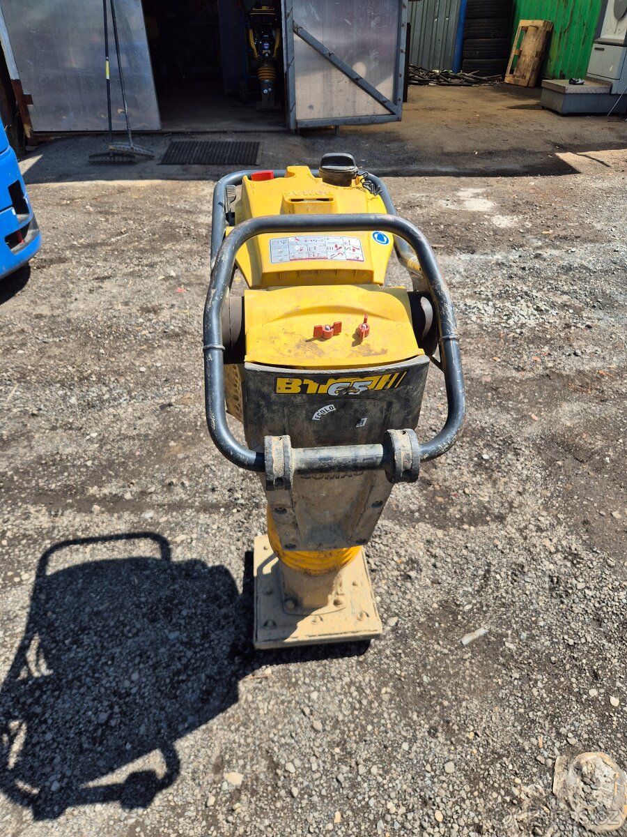 Prodám vibrační pěch zn.bomag bt65. - 4