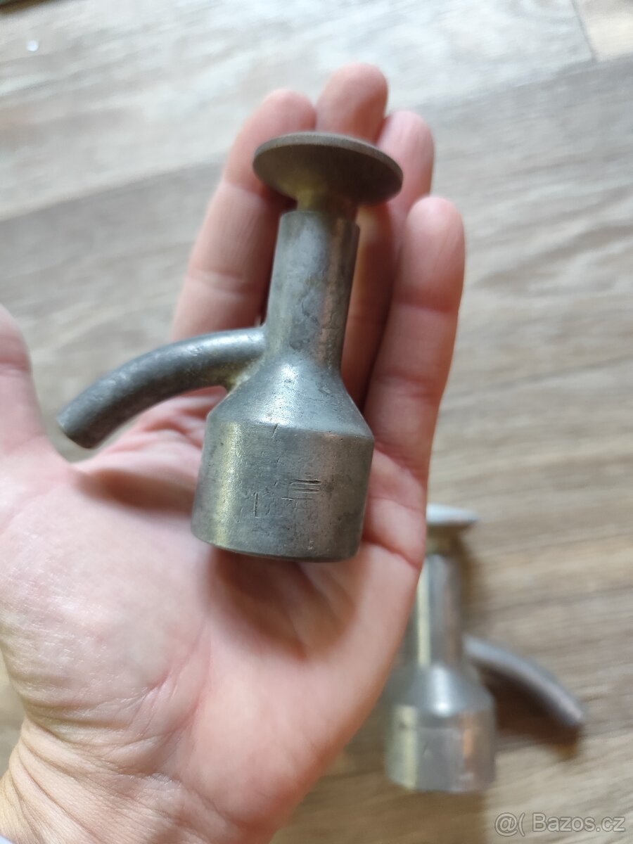 3 staré hliníkové uzávěry na sifon - 4