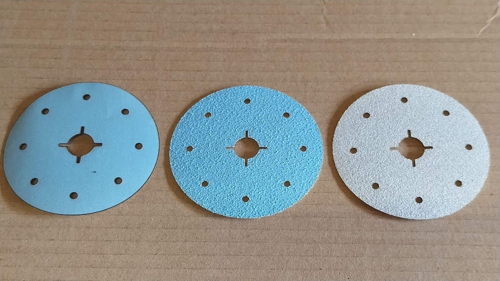 Výřezy z brusného plátna / smirku dle zadání - 4