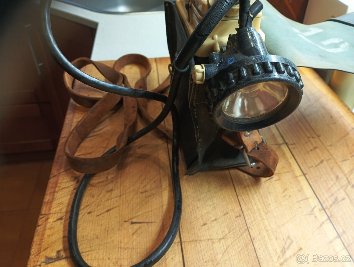 Stará akumulátorová důlní lampa. - 4