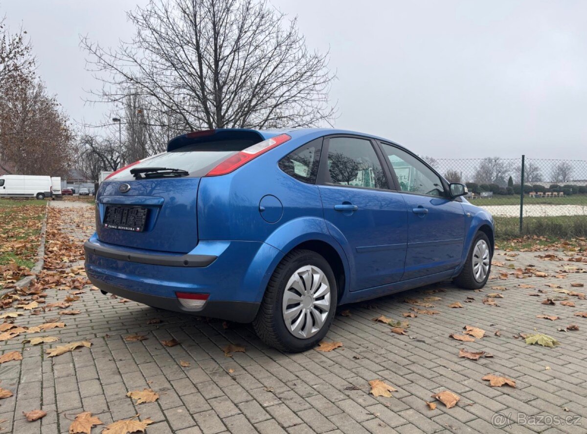 FORD FOCUS 2.0 107 KW GHIA - BENZÍN - 4