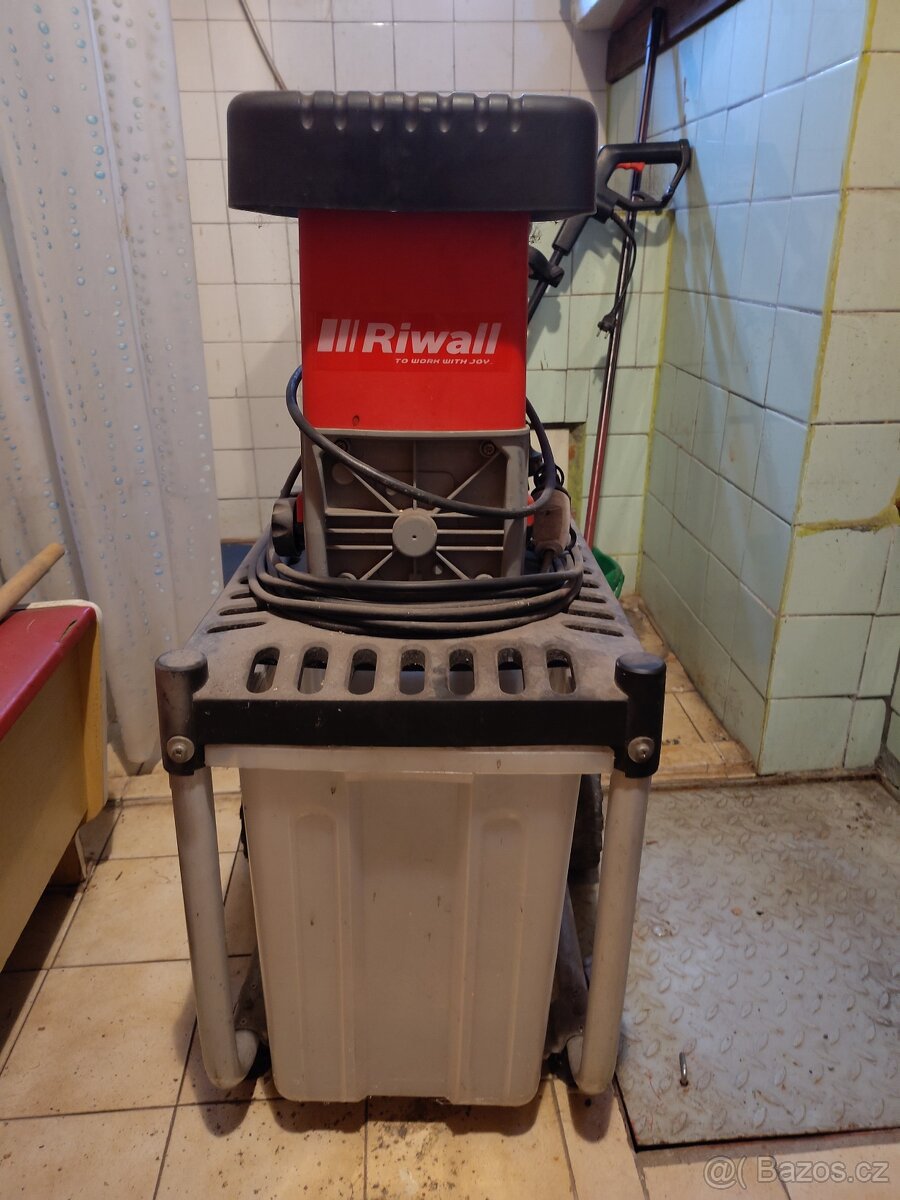 Elektrický válcový drtič větví a zahradního odpadu - 4