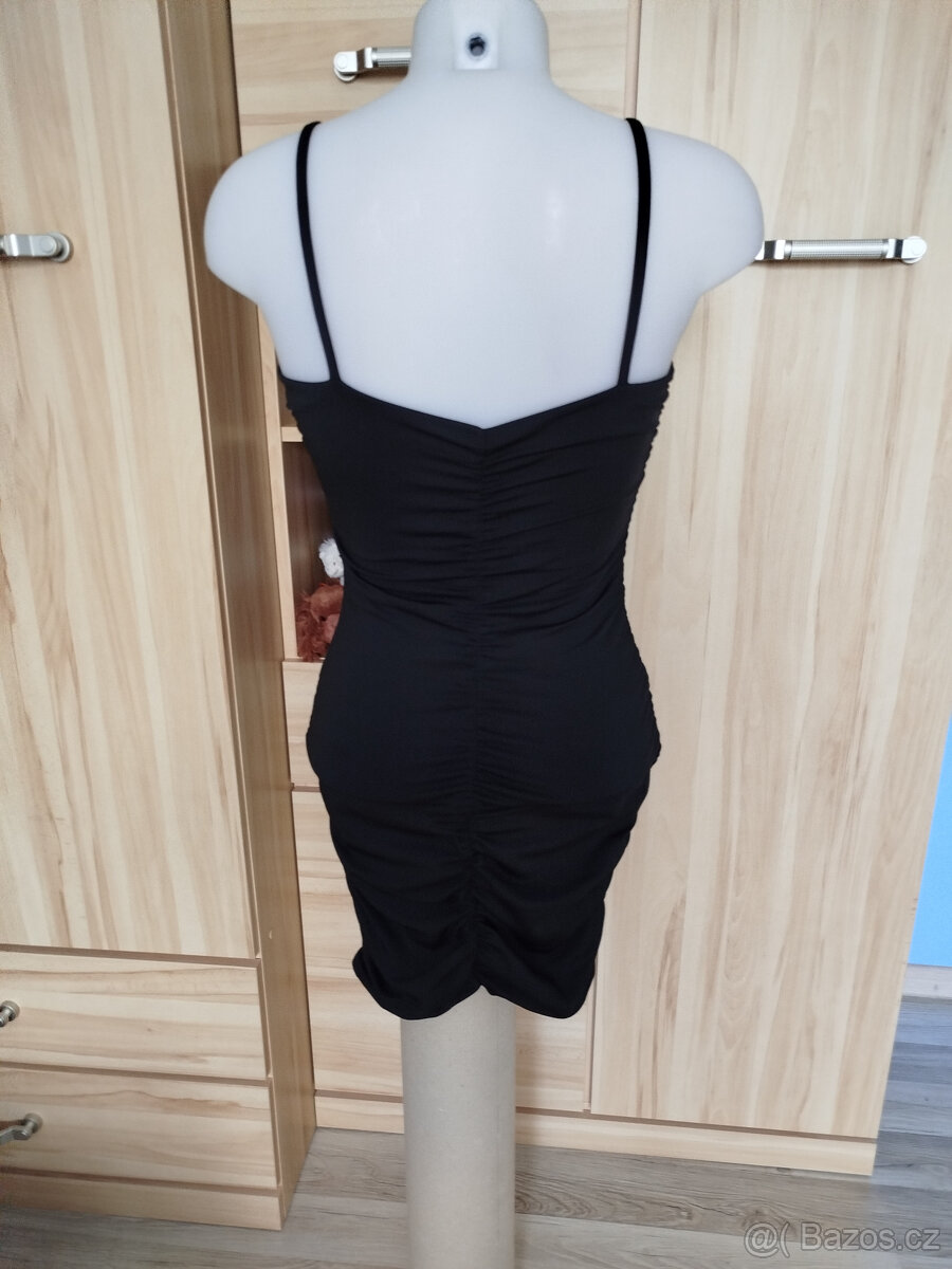 černé šaty s otvory - 4