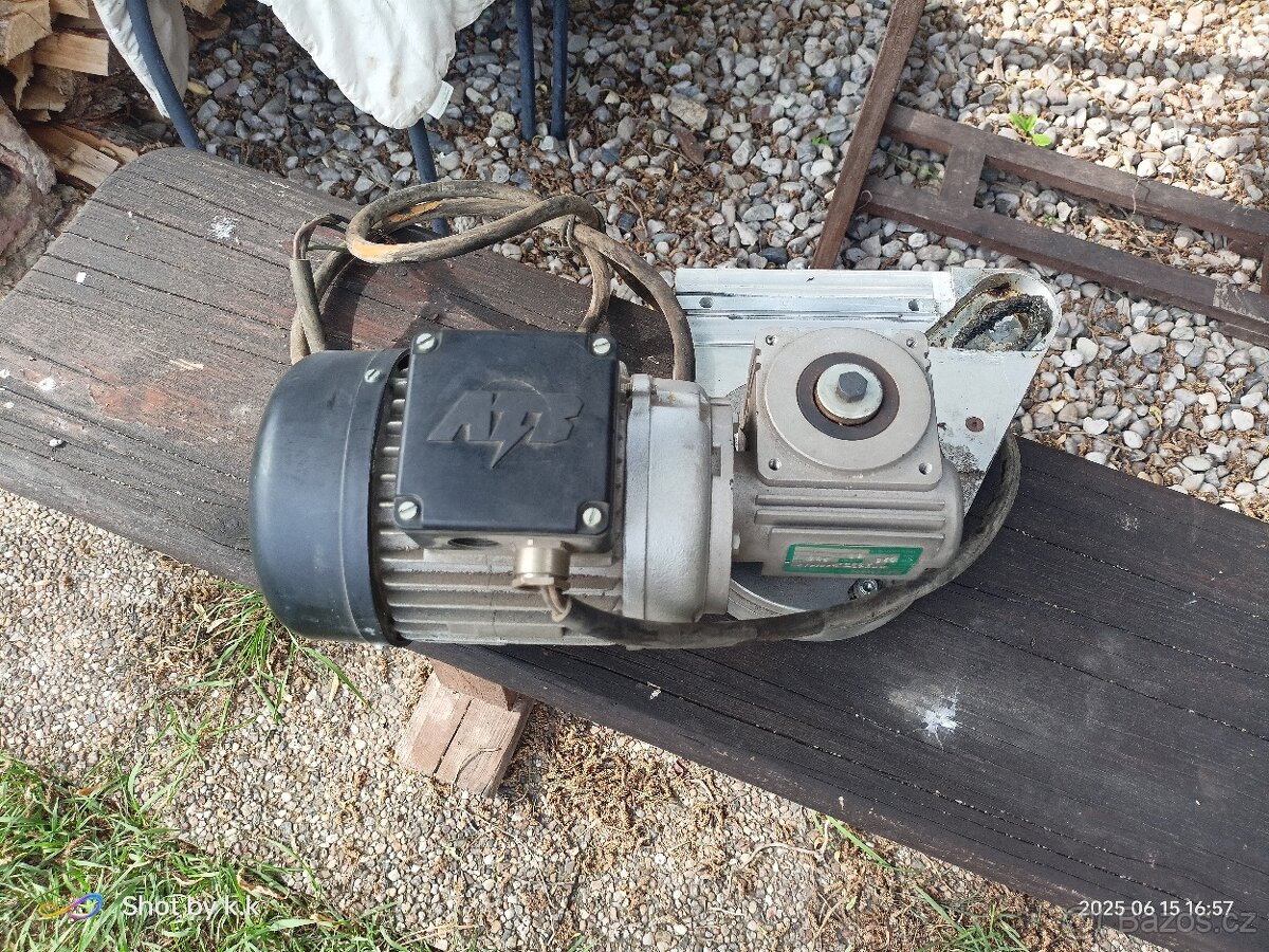 Elektromotor s převodovkou - 4