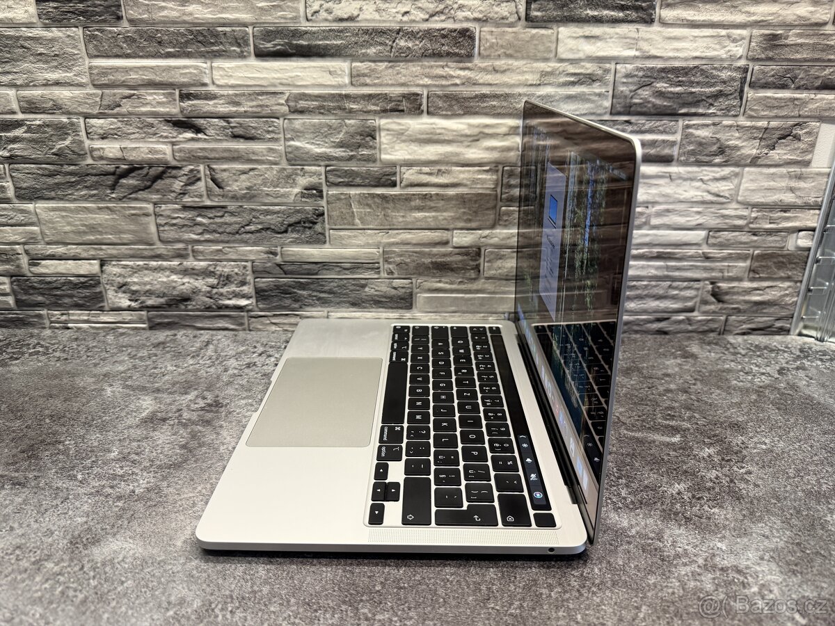 MacBook Pro 13" 2020 M1 / 8GB / 256GB - 4