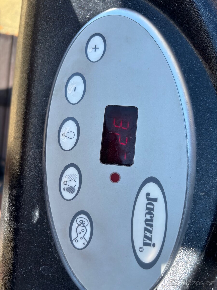 Prodám starší vířivku Jacuzzi J-325 - 4