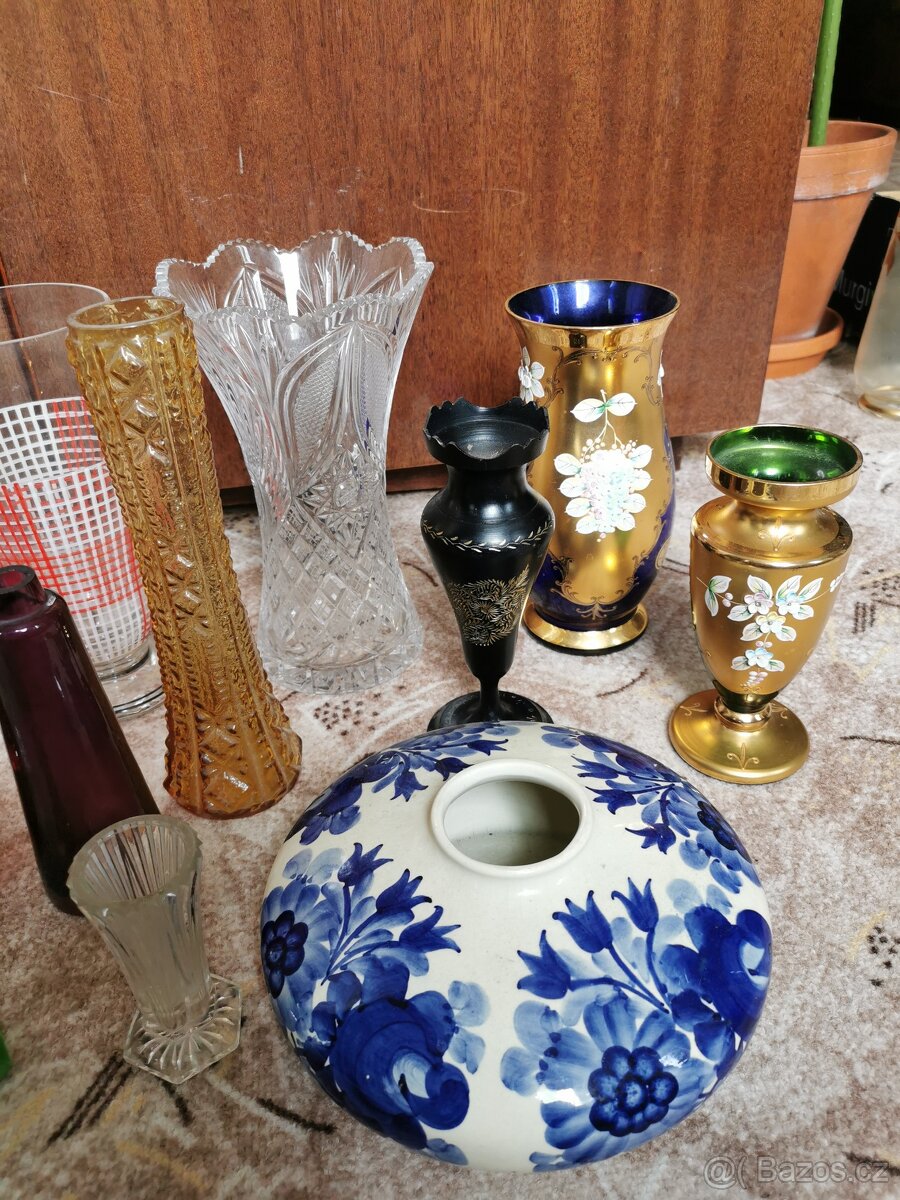 Vázy různého stáří, materiálu a velikosti - 4