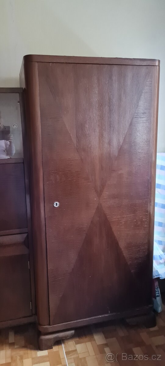 Tmavá skříňová sestava - 4