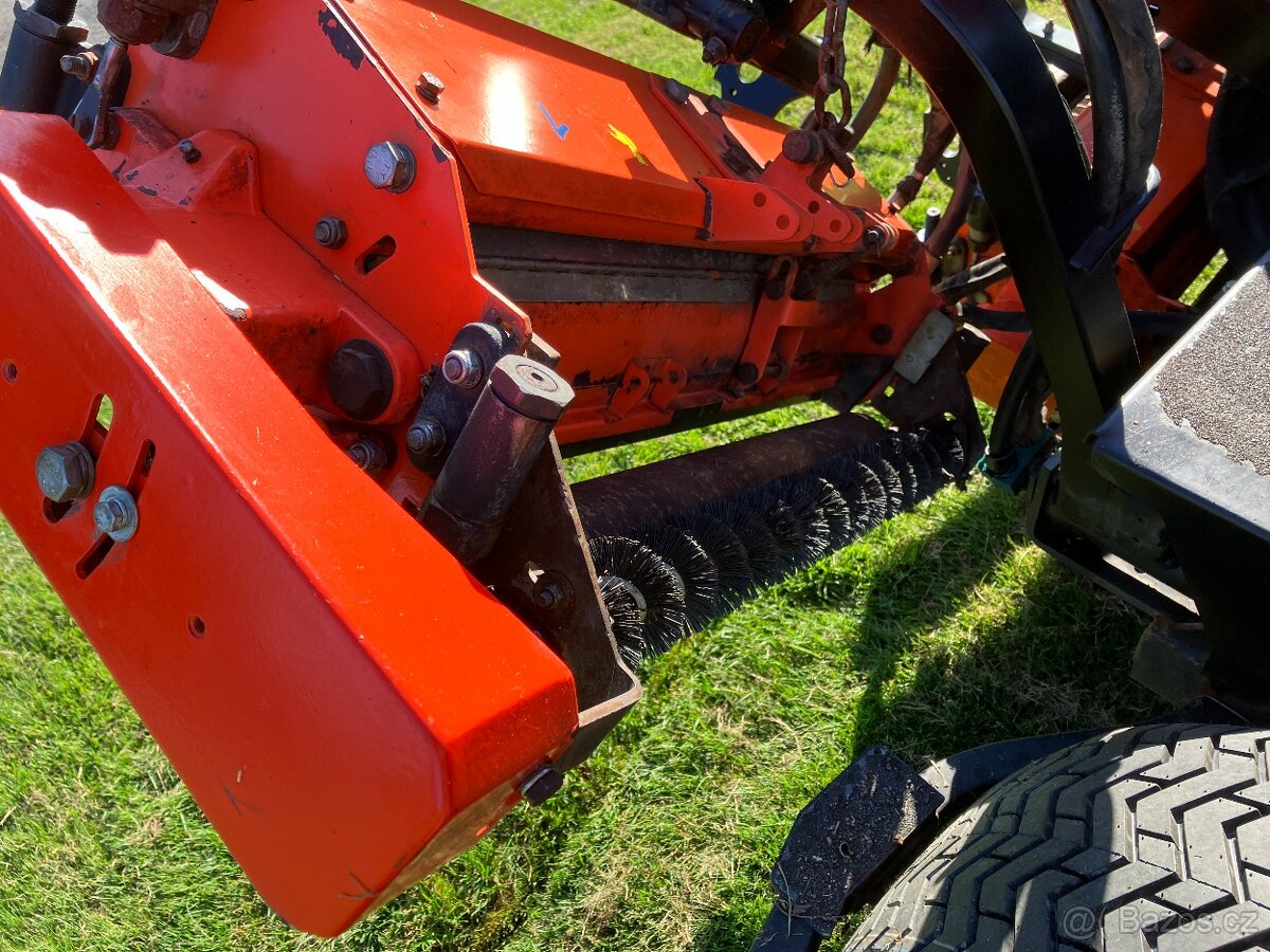 Jacobsen 305 nové pneu - 4
