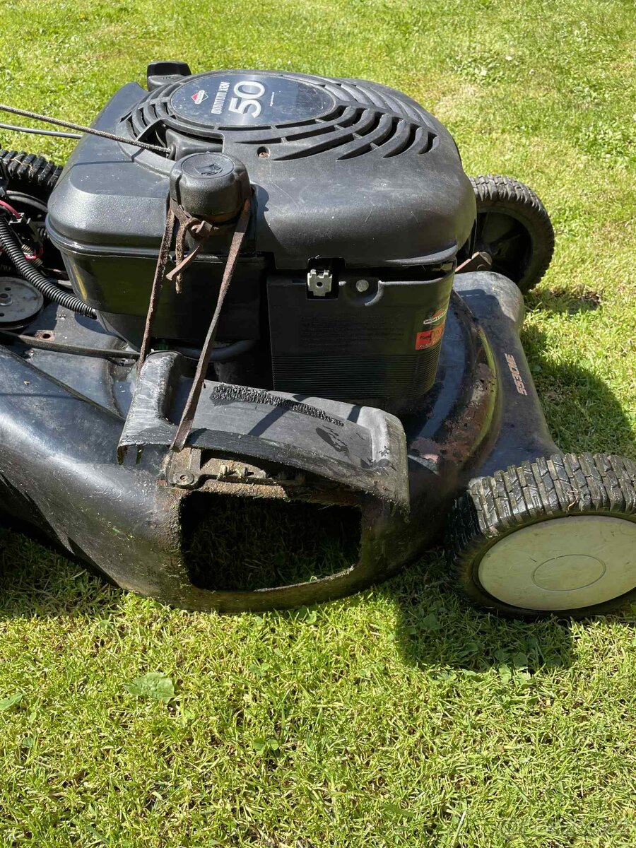 BENZÍNOVÁ SEKAČKA S POJEZDEM - 4