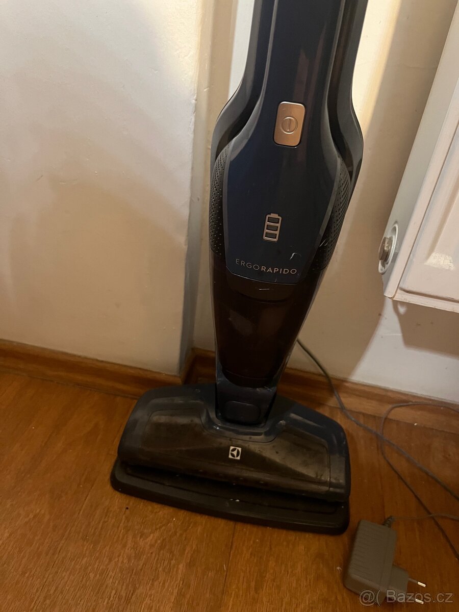 AKU tyčový vysavač Elektrolux - 4