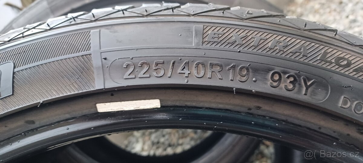 Prodám sadu letních gum 225/40/19 - 4