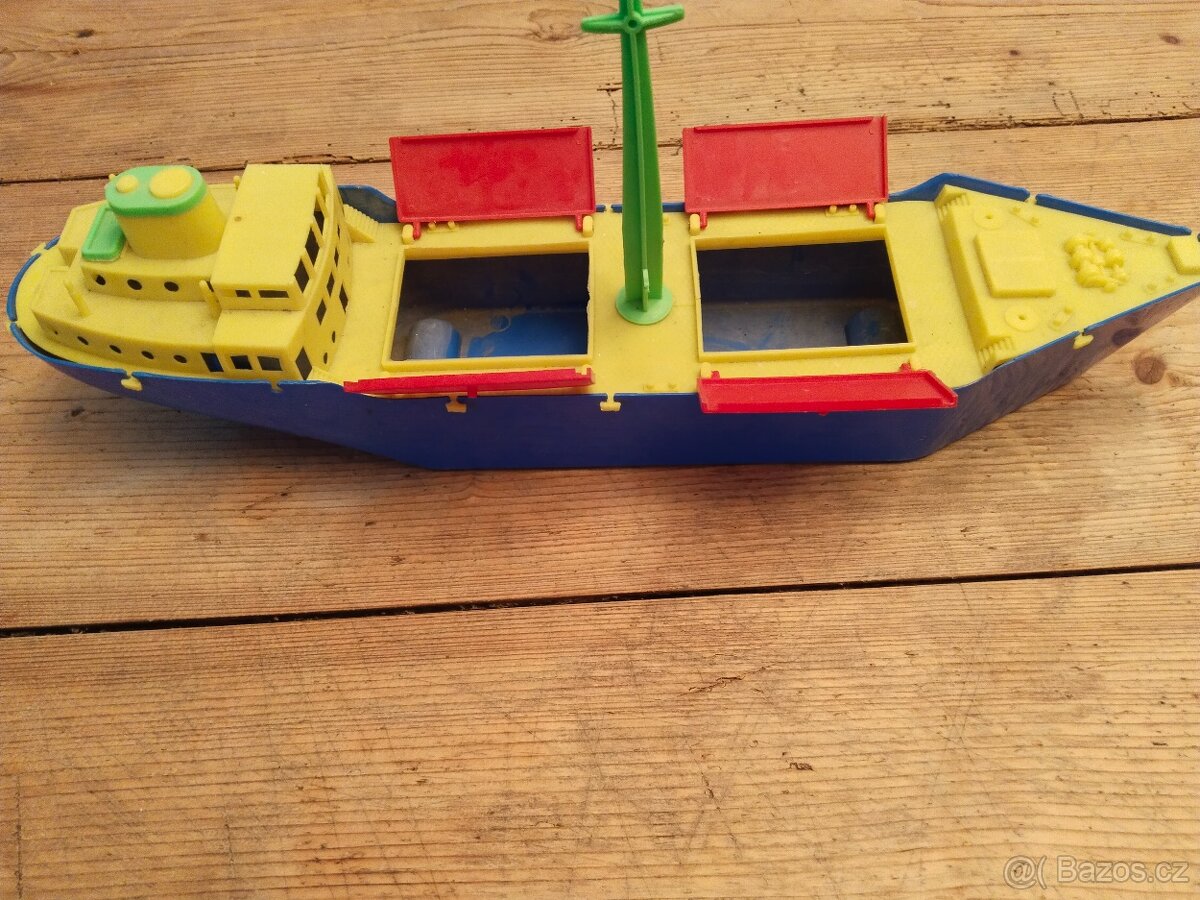 Stará plastová retro loď, 70-léta - 4