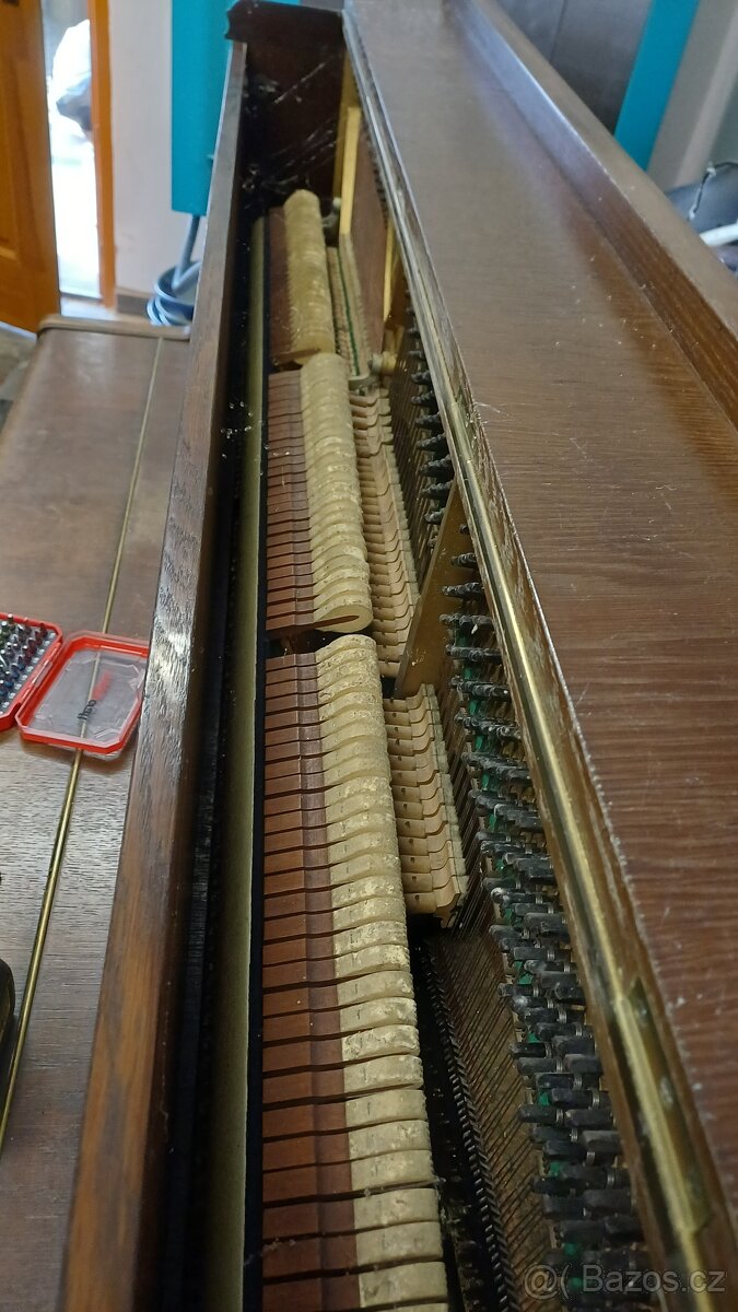 piano PETROF - 4