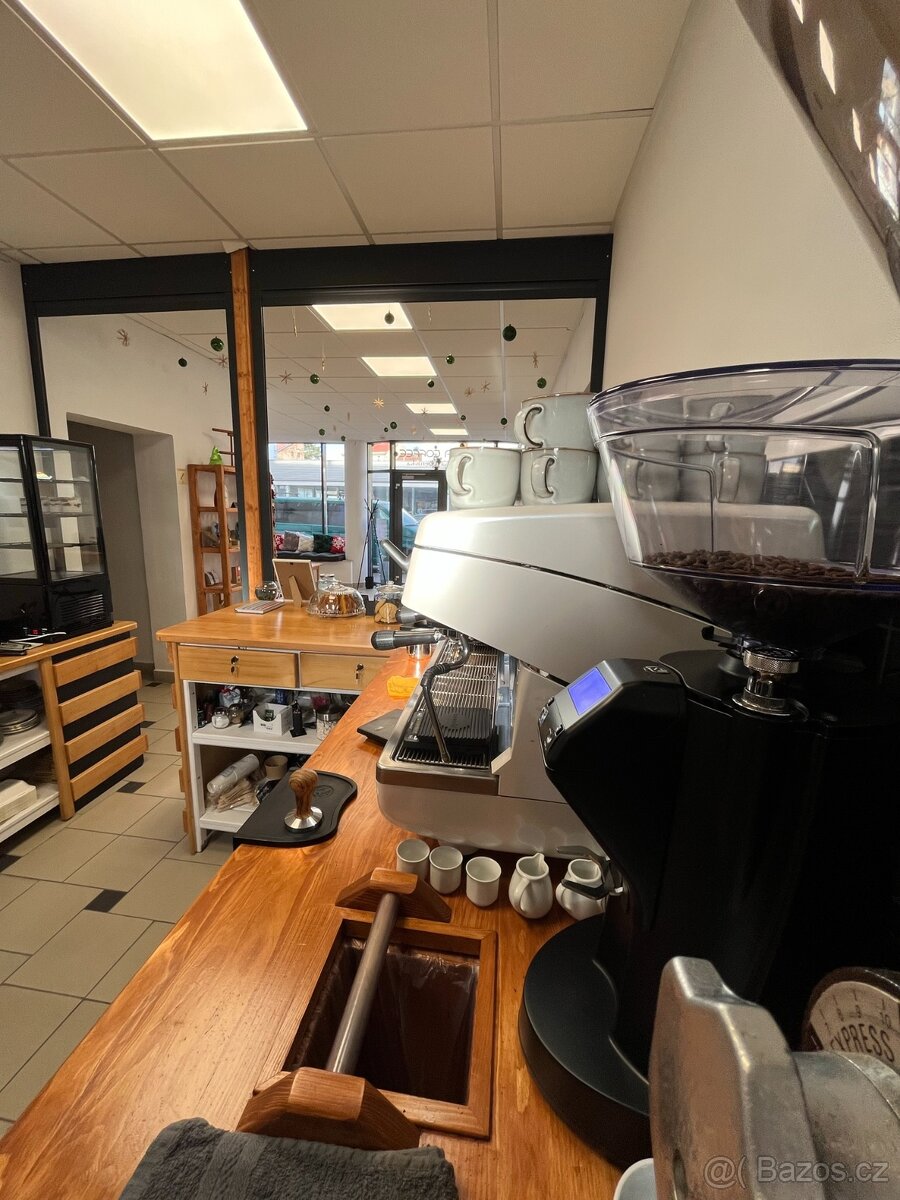 BAR DO KAVÁRNY Z MASIVU - 4