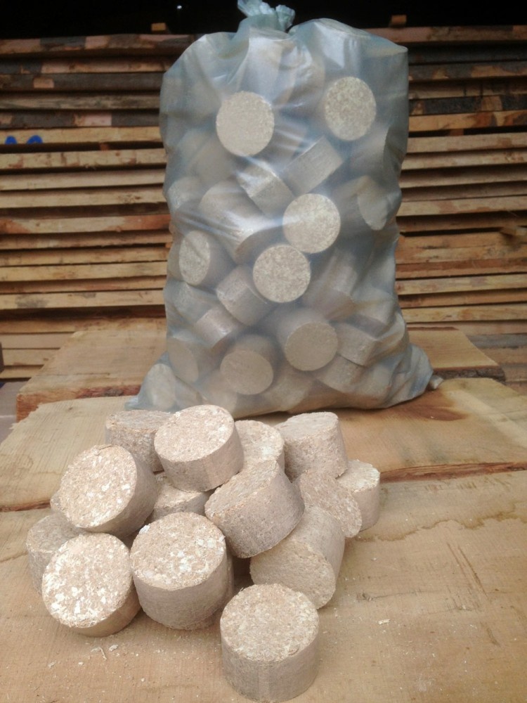 Dřevěné brikety z vysušeného dřeva DUB,BUK baleno po 20kg - 4