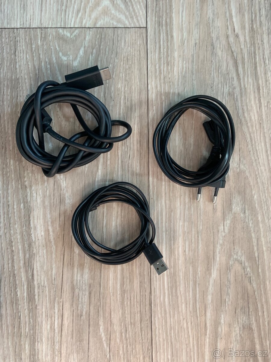 PS4 Pro 1TB + 3 ovladače + 6 her - 4