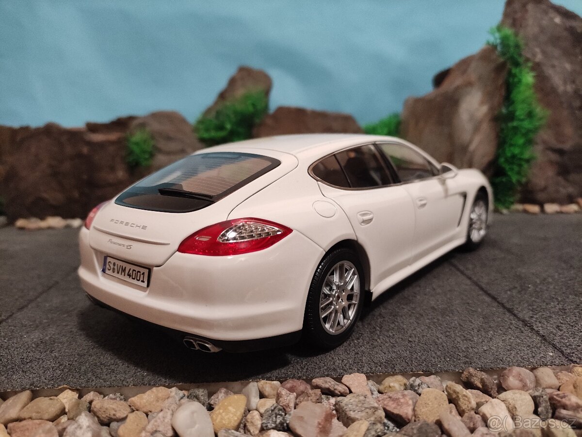 prodám model 1:18 porsche panamera 4S - 4