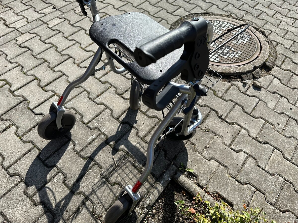 Chodítko pro seniory - podpůrný vozík - rolátor - 4