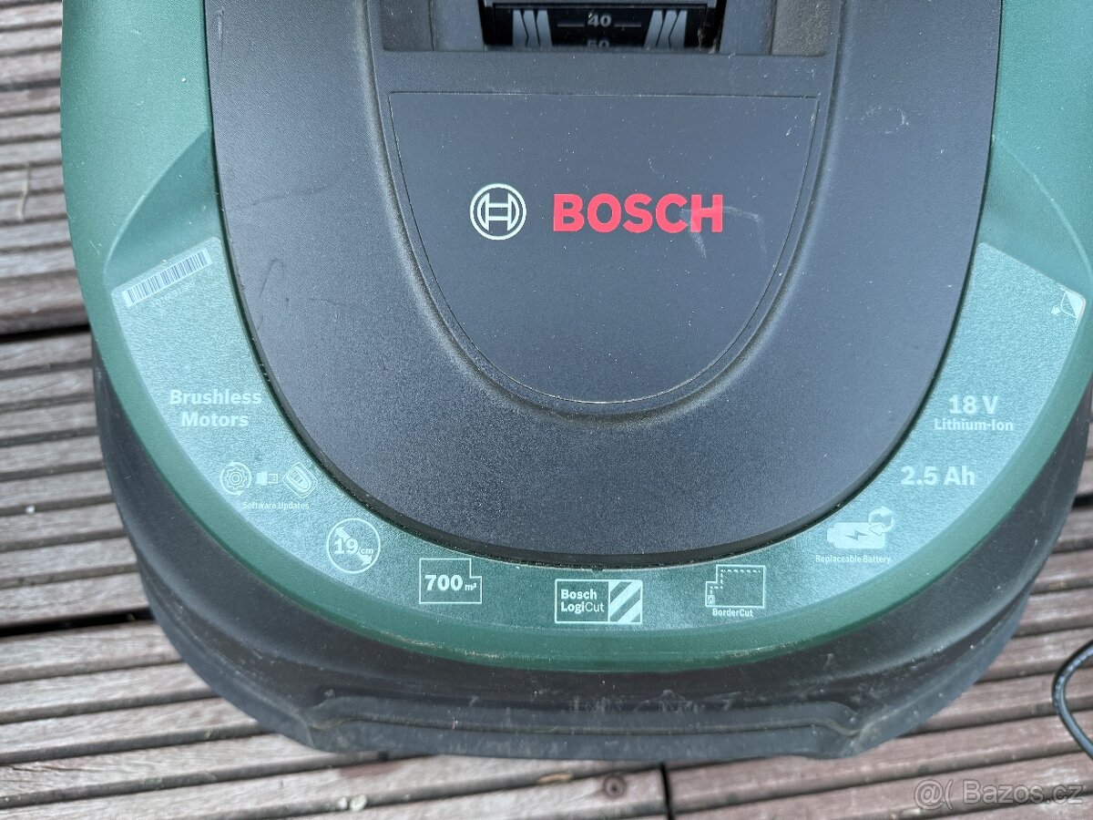 Funkční robotická sekačka Bosh Indego M 700 - 4