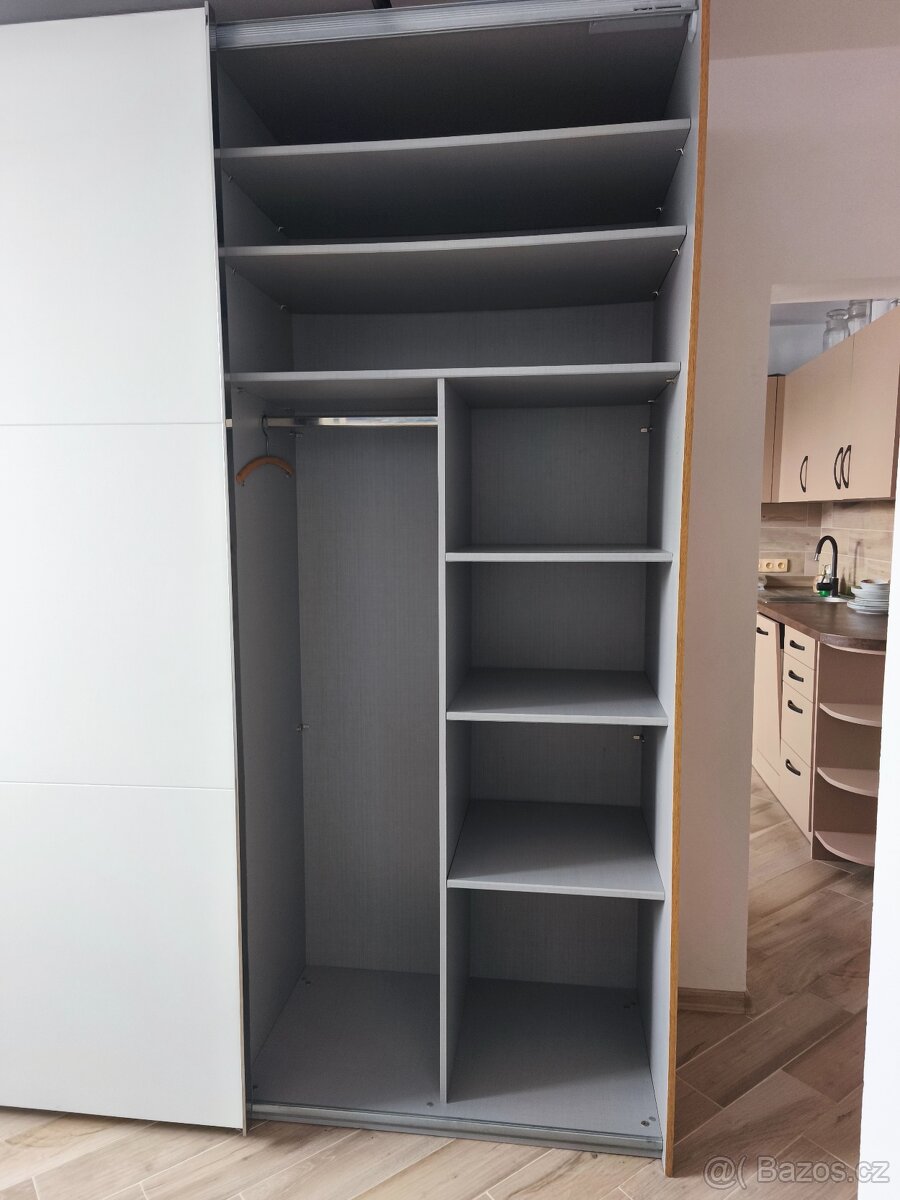 Prodám velikou šatní skříň - 4