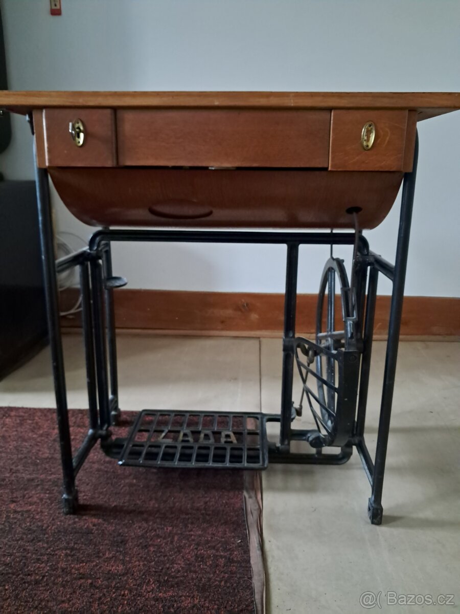 Šicí šlapací stroj LADA - 4