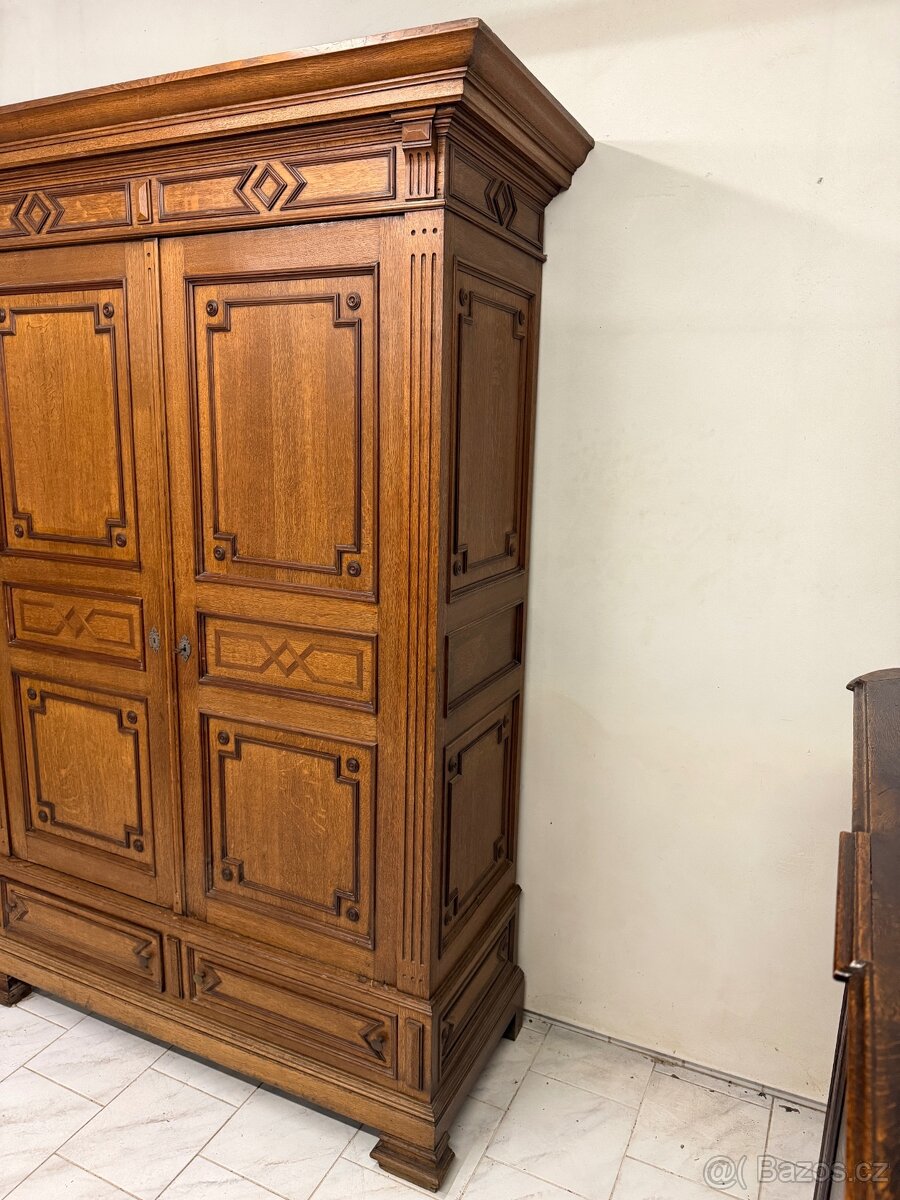 Starožitná šatní skříň - 4
