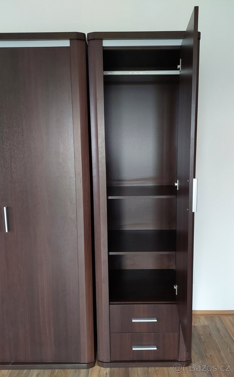 Šatní skříně a komoda - 4